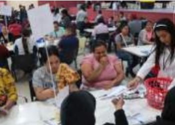 Inicia entrega de tarjetas bancarias para los beneficiarios de Becas UNE
