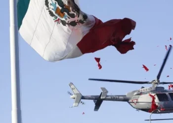Helicóptero de la Fuerza Aérea Mexicana Raja la Bandera Nacional