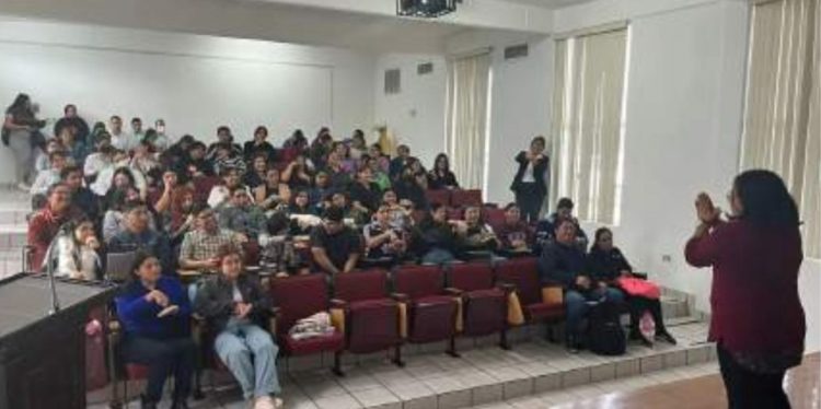 Capacita UAT a estudiantes de Enfermería en lengua de señas