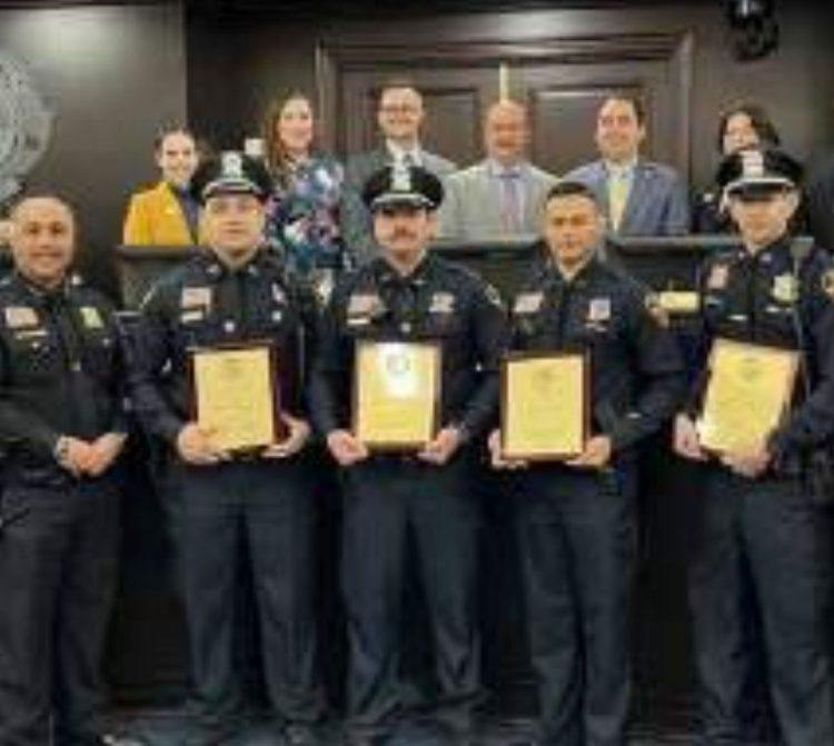 Dan reconocimiento a oficiales por pronta respuesta en Alexander