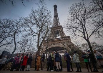 Huelga en la Torre Eiffel Deja a Turistas sin Acceso al Monumento