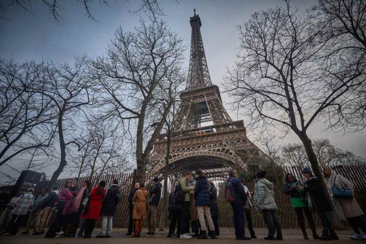 Huelga en la Torre Eiffel Deja a Turistas sin Acceso al Monumento