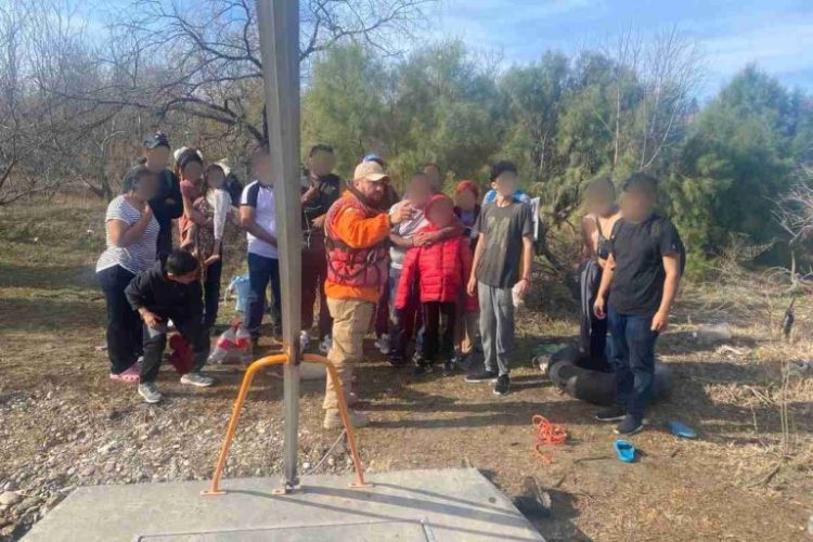 Encuentran a 73 migrantes y recuperan tres cuerpos en el río Bravo en Piedras Negras, Coahuila