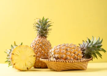 Explorando los Sorprendentes Beneficios de la Piña: Una Delicia Tropical Cargada de Nutrición
