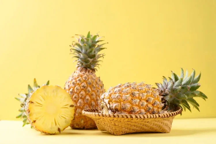 Explorando los Sorprendentes Beneficios de la Piña: Una Delicia Tropical Cargada de Nutrición