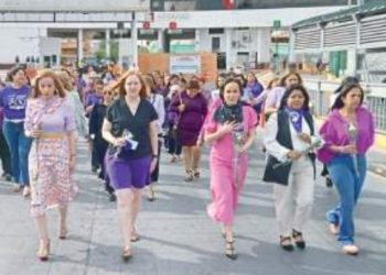 MUJERES DE LOS 2 LAREDOS Participan en caminata Binacional por el Día Internacional de la Mujer 