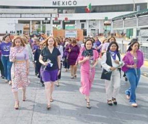 MUJERES DE LOS 2 LAREDOS Participan en caminata Binacional por el Día Internacional de la Mujer