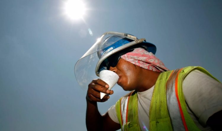 Constructoras protegen a trabajadores por calores