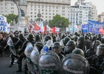 Argentina Flexibiliza el Uso de Armas para las Fuerzas de Seguridad en Medio de Oleada de Violencia