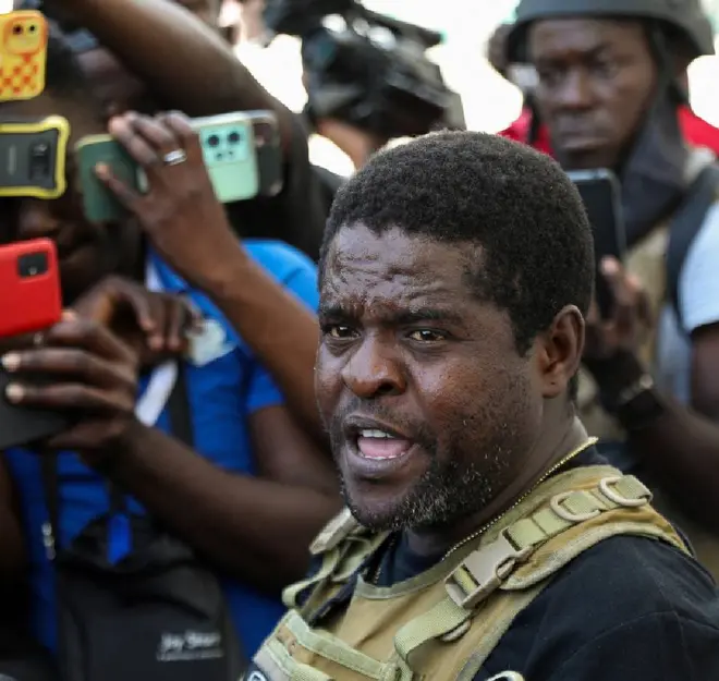 Líder Criminal de Haití Amenaza a Políticos en Medio de la Crisis Social