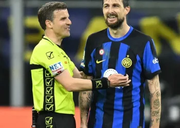 Escándalo de insultos racistas sacude al fútbol italiano: Acerbi fuera de la selección de Italia