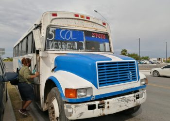 Ciudadanos apoyan a operadores de camiones urbanos con alimentos