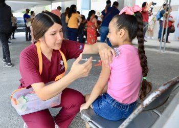 REALIZAN ‘BARRIDO’ Secretaría de Salud hace vacunación en el poniente