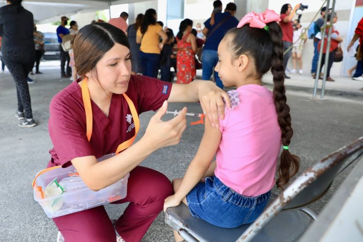 REALIZAN ‘BARRIDO’ Secretaría de Salud hace vacunación en el poniente
