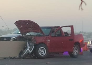 Hombre sufre infarto al conducir y muere; choca en Puente II