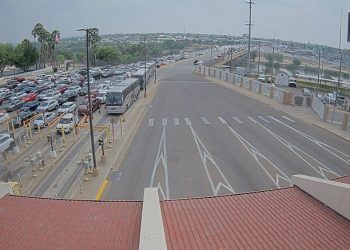 Miles de viajeros ingresan a EU en Semana Santa