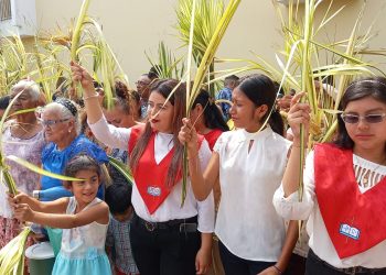 Celebran feligreses católicos la entrada triunfal de Jesús a Jerusalén
