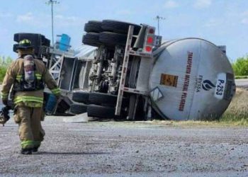 ACCIDENTE EN MINES ROAD Vuelca pipa con combustible; cierran el Puente Colombia