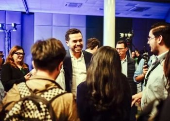 Máynez se compromete con el Pacto por la Primera Infancia