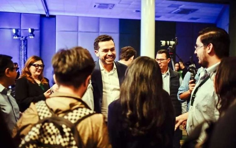 Máynez se compromete con el Pacto por la Primera Infancia