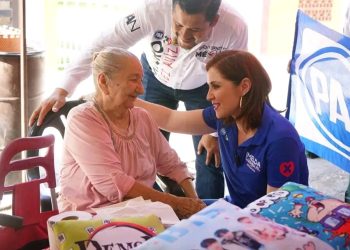 Imelda Sanmiguel y Arturo Nuñez recorriendo Mercado Rodante