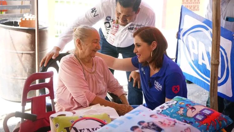 Imelda Sanmiguel y Arturo Nuñez recorriendo Mercado Rodante