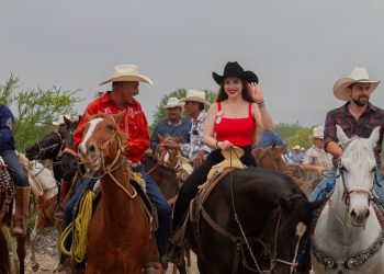 Cendy Robles cabalga por el 54 Aniversario del Ejido Lázaro Cárdenas en Casas