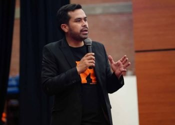 Máynez acusa de plagio a Sheinbaum y Gálvez