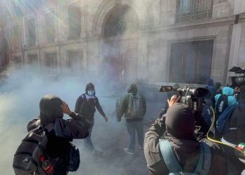 Normalistas de Ayotzinapa Derriban de Puerta en el Palacio Nacional en Búsqueda de Respuestas