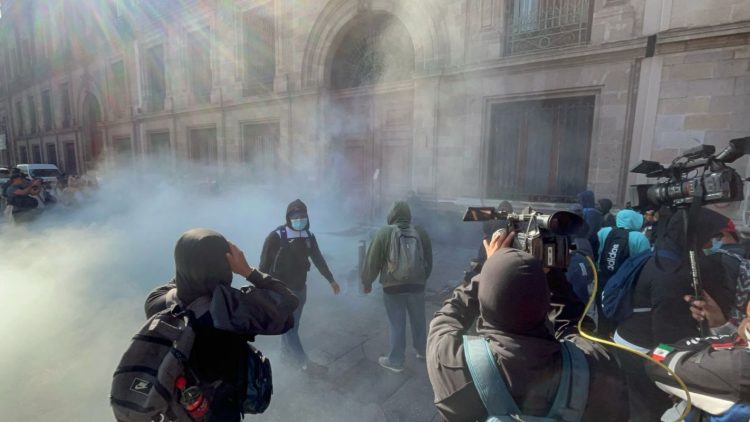 Normalistas de Ayotzinapa Derriban de Puerta en el Palacio Nacional en Búsqueda de Respuestas