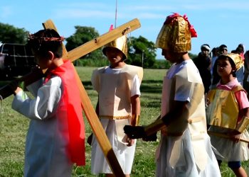 EN MARÍA CLARET Niños viven el Viacrucis