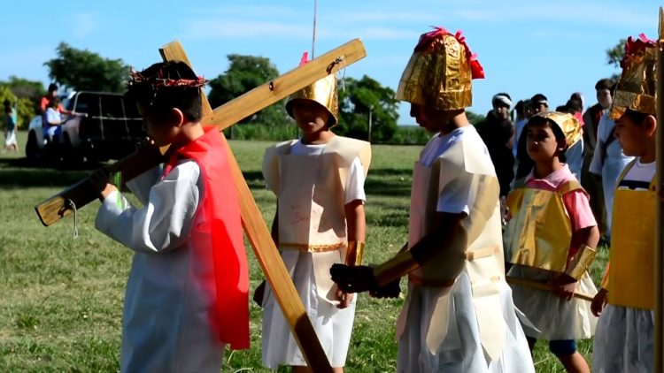 EN MARÍA CLARET Niños viven el Viacrucis