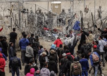 Migrantes derriban cerca fronteriza en Texas