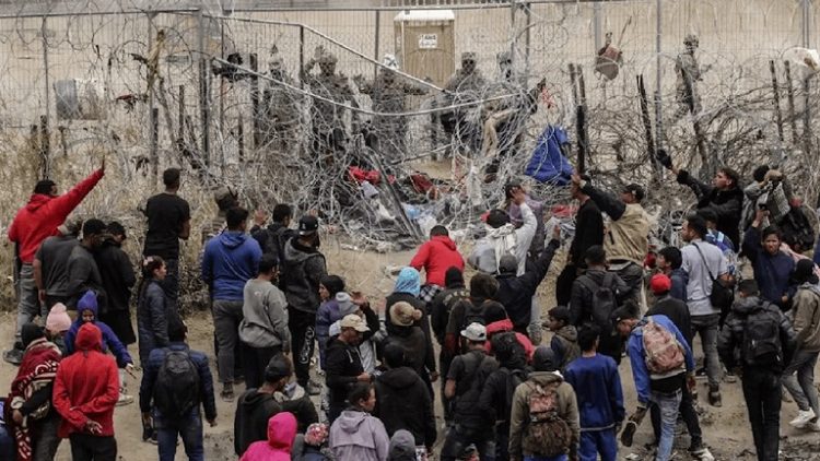 Migrantes derriban cerca fronteriza en Texas