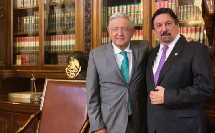 AMLO y Napoleón Urrutia abordan iniciativas clave sobre pensiones y laborales en Palacio Nacional