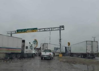 POR FALLAS EN ADUANAS Genera ‘mega tapón’ en flujo transportista