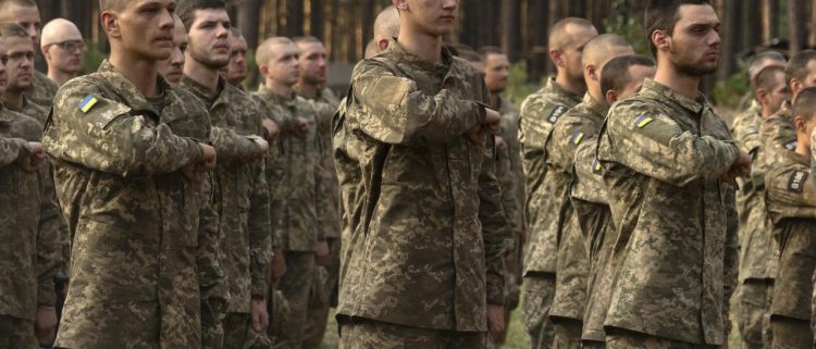 Ucrania Suspende Servicios Consulares para Hombres en Edad de Combatir