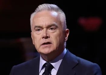Dimite Huw Edwards, Presentador Emblemático de la BBC por Escándalo Sexual