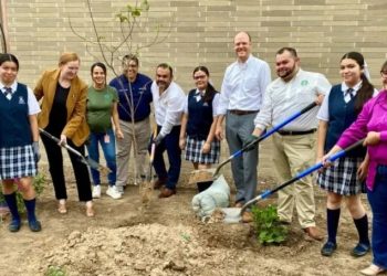 Consulado de EUA coloca jardines polinizadores