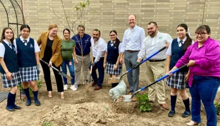 Consulado de EUA coloca jardines polinizadores