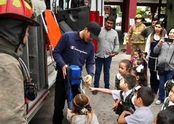 DE LOS BOMBEROS Alumnos de jardín de niños Aurora Cavazos de Aguirre conocen su labor
