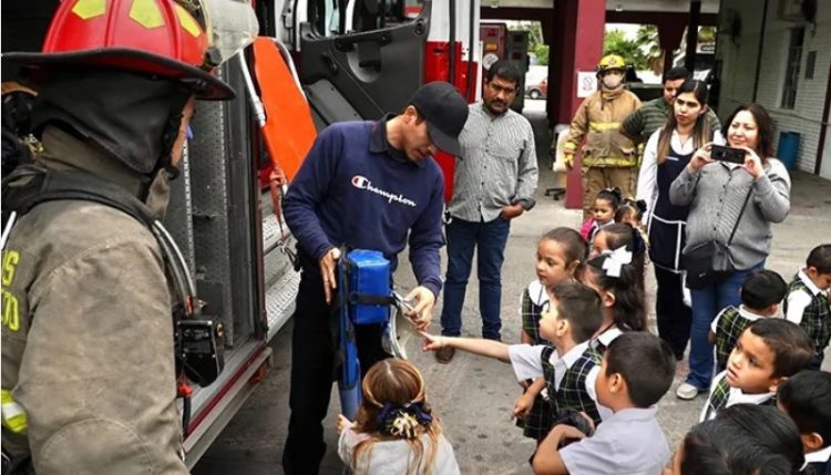 DE LOS BOMBEROS Alumnos de jardín de niños Aurora Cavazos de Aguirre conocen su labor