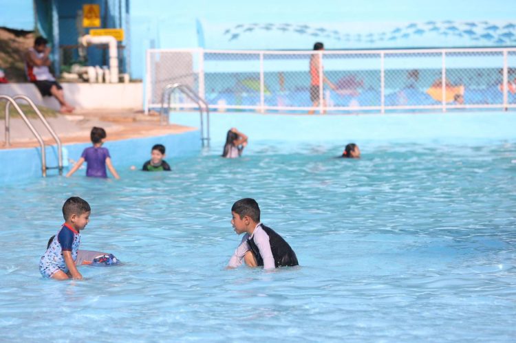 Disfrutan neolaredenses de la alberca Camécuaro y el nuevo chapoteadero