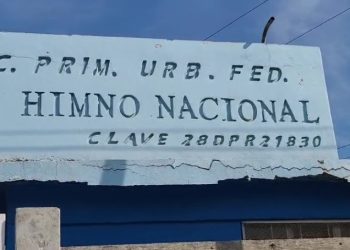 Se desprende loza en primaria Himno Nacional; dan aviso a PC