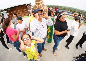 Disfrutan familias del eclipse solar en el Zoológico de Nuevo Laredo