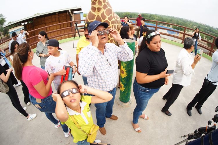 Disfrutan familias del eclipse solar en el Zoológico de Nuevo Laredo