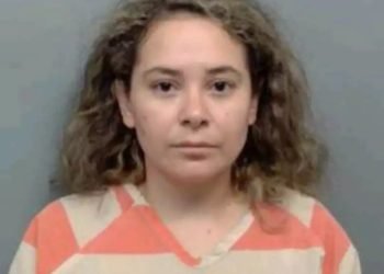 Mujer provoca accidente y huye de la escena; abandona a hijos