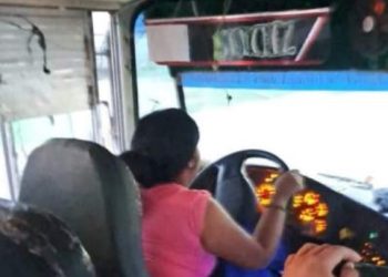 Aplauden a primera mujer ‘camionera’