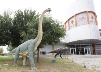 CON DINOSAURIOS Ambientan patios del Centro Cultural