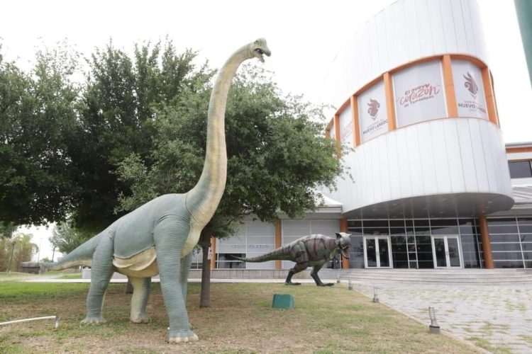 CON DINOSAURIOS Ambientan patios del Centro Cultural